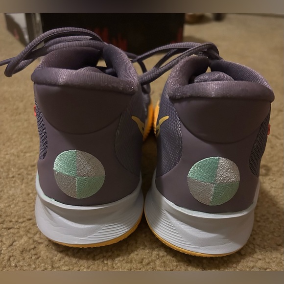 7Y Basketball Shoes - Picture 6 of 8